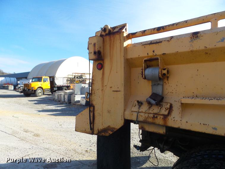 image for item DC7431 2001 International 4900 dump truck