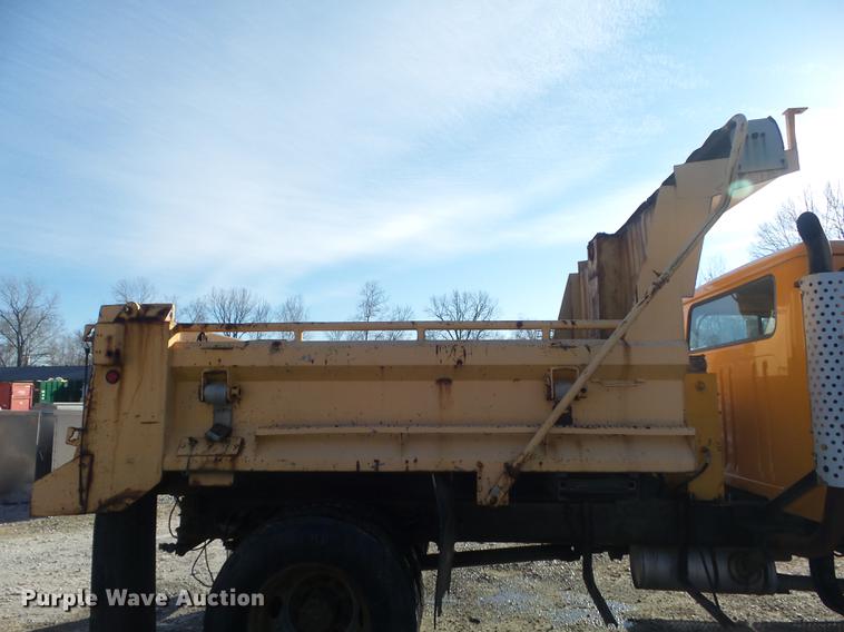 image for item DC7431 2001 International 4900 dump truck