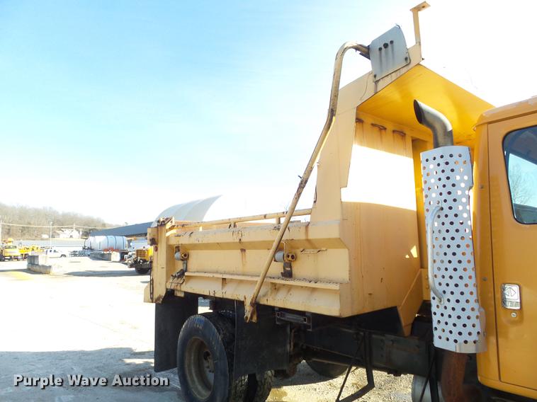 image for item DC7431 2001 International 4900 dump truck