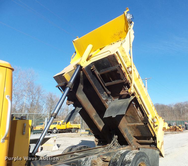 image for item DC7431 2001 International 4900 dump truck