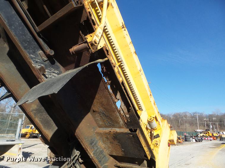 image for item DC7431 2001 International 4900 dump truck