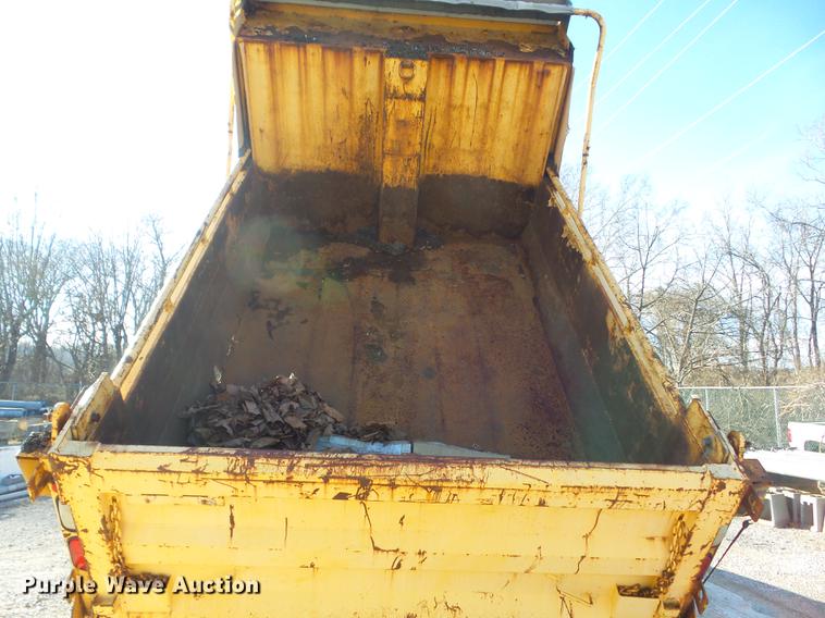 image for item DC7431 2001 International 4900 dump truck