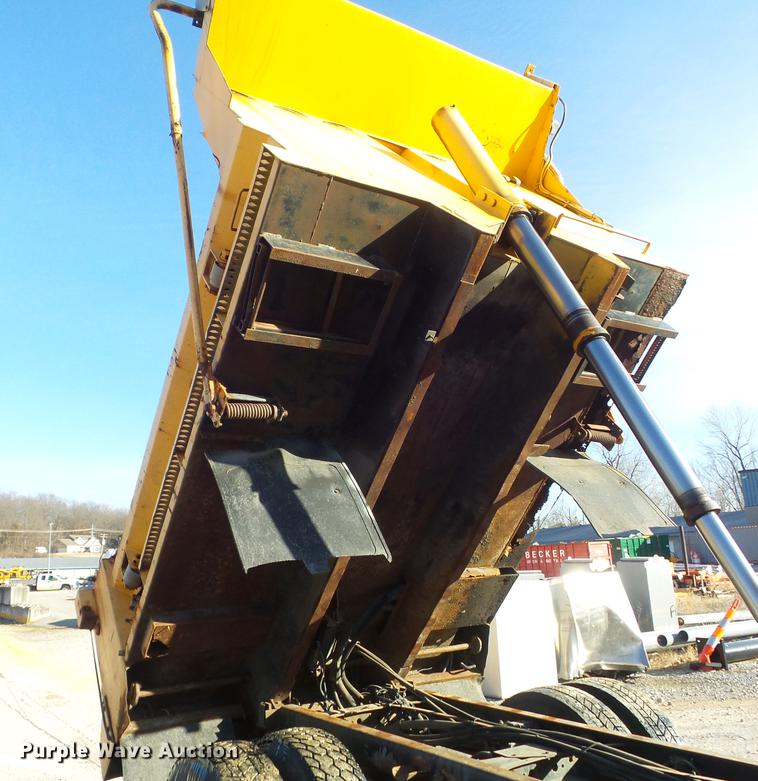 image for item DC7431 2001 International 4900 dump truck