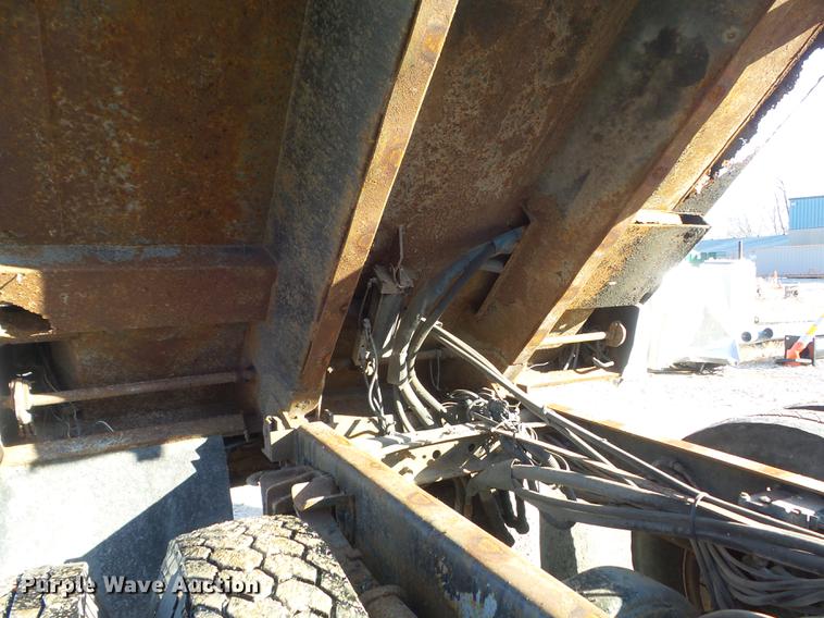 image for item DC7431 2001 International 4900 dump truck