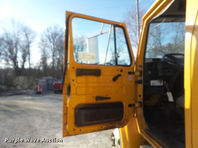 image for item DC7431 2001 International 4900 dump truck