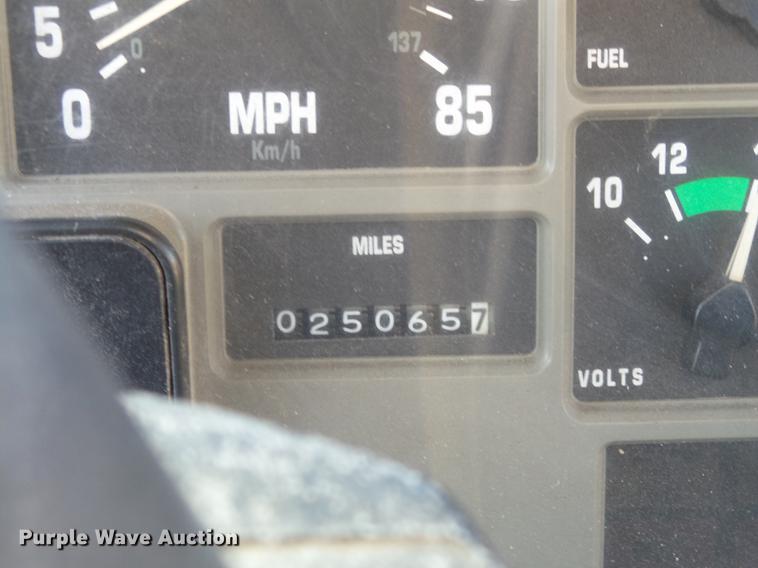 image for item DC7431 2001 International 4900 dump truck