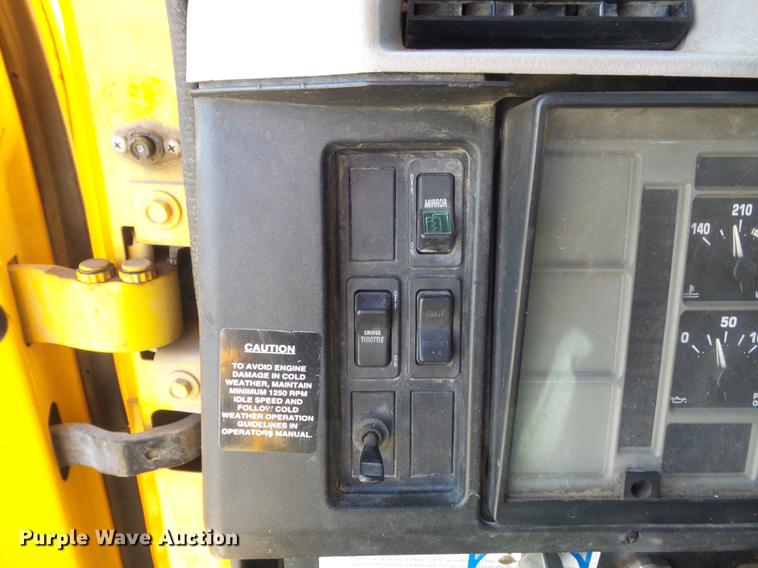 image for item DC7431 2001 International 4900 dump truck