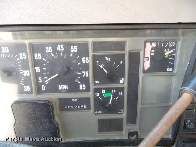 image for item DC7431 2001 International 4900 dump truck