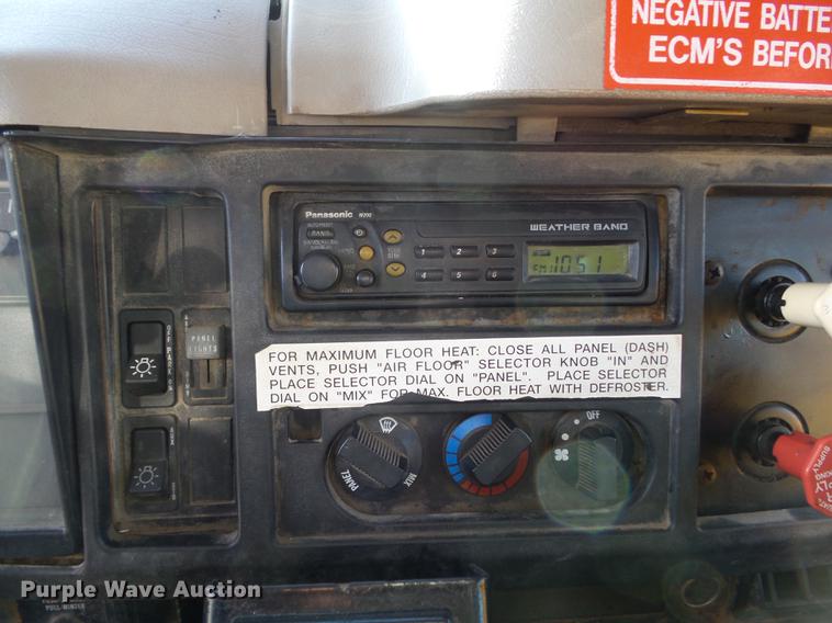 image for item DC7431 2001 International 4900 dump truck