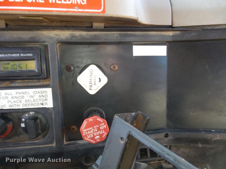 image for item DC7431 2001 International 4900 dump truck