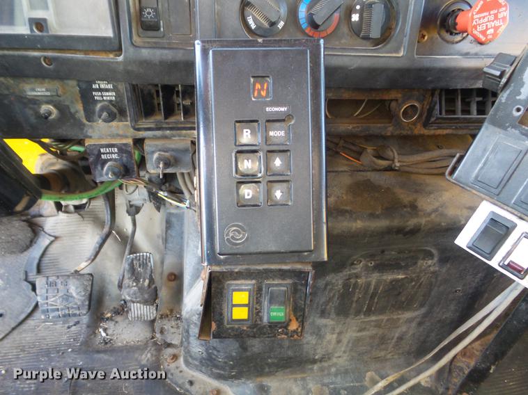 image for item DC7431 2001 International 4900 dump truck