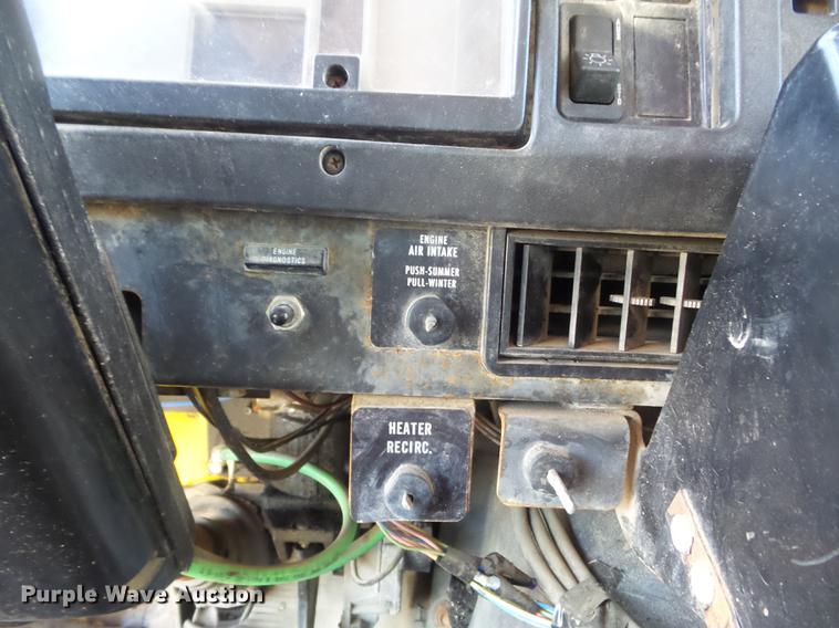 image for item DC7431 2001 International 4900 dump truck