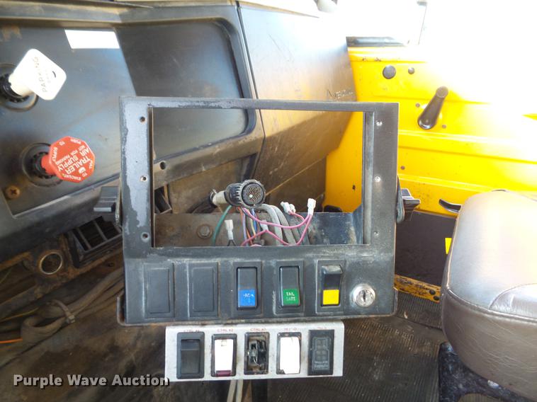 image for item DC7431 2001 International 4900 dump truck