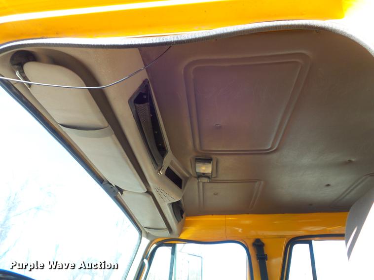 image for item DC7431 2001 International 4900 dump truck