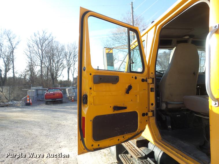 image for item DC7431 2001 International 4900 dump truck