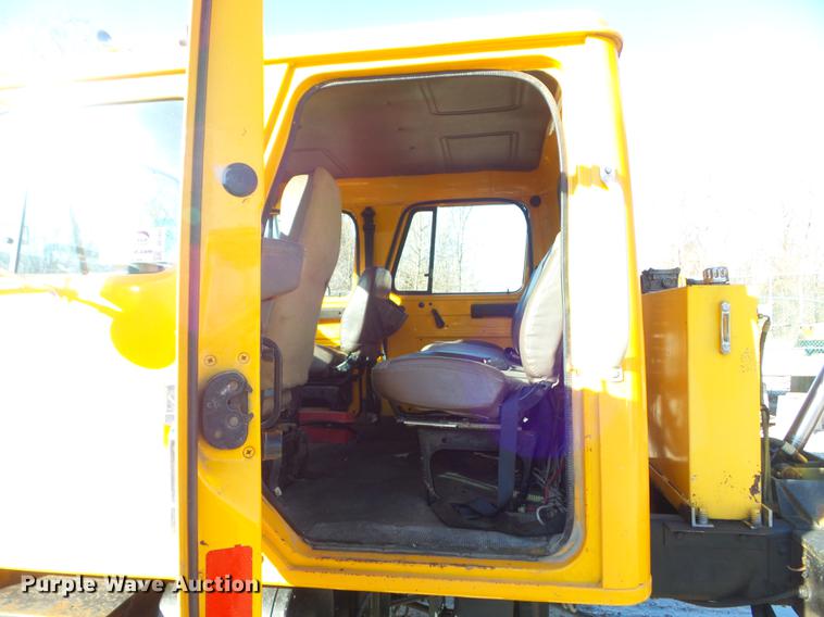 image for item DC7431 2001 International 4900 dump truck