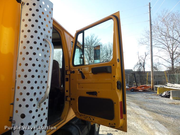 image for item DC7431 2001 International 4900 dump truck