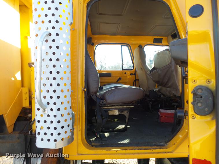 image for item DC7431 2001 International 4900 dump truck