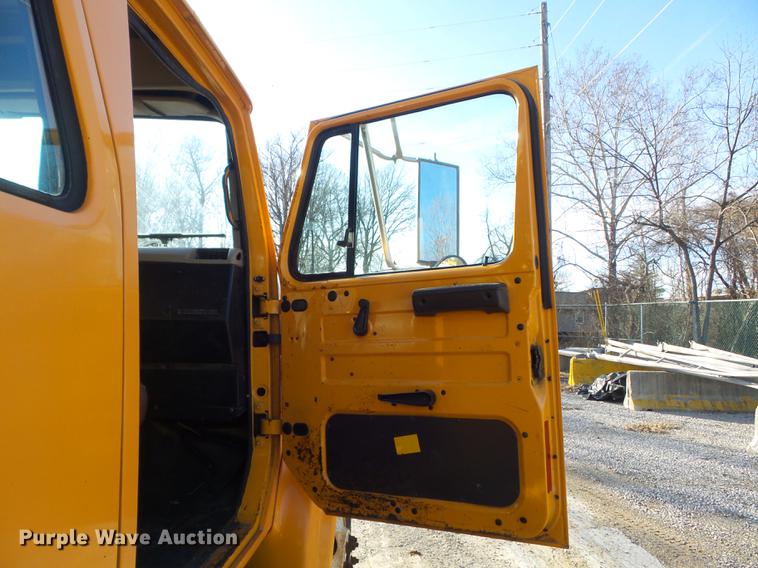 image for item DC7431 2001 International 4900 dump truck