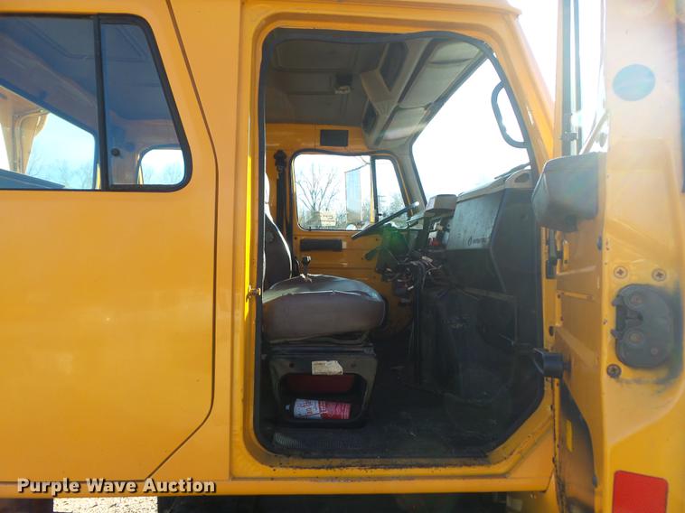 image for item DC7431 2001 International 4900 dump truck