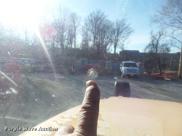 image for item DC7431 2001 International 4900 dump truck