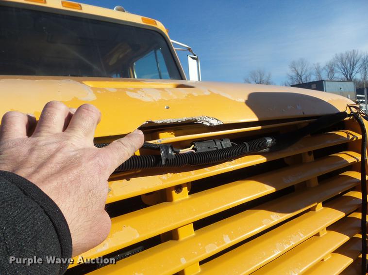 image for item DC7431 2001 International 4900 dump truck