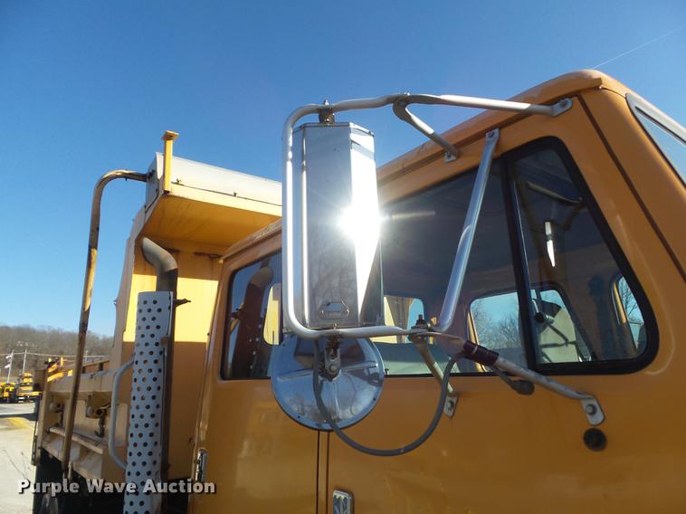image for item DC7431 2001 International 4900 dump truck