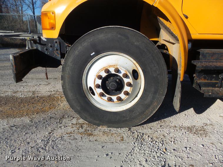 image for item DC7431 2001 International 4900 dump truck