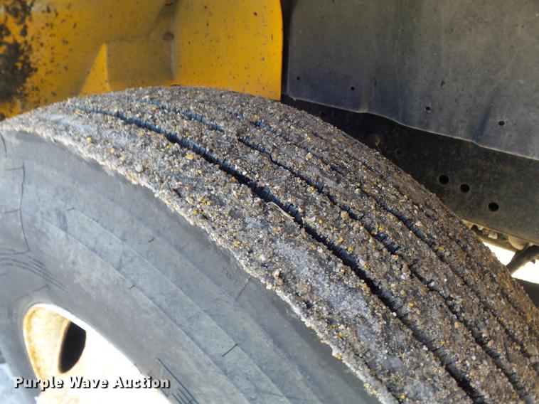 image for item DC7431 2001 International 4900 dump truck