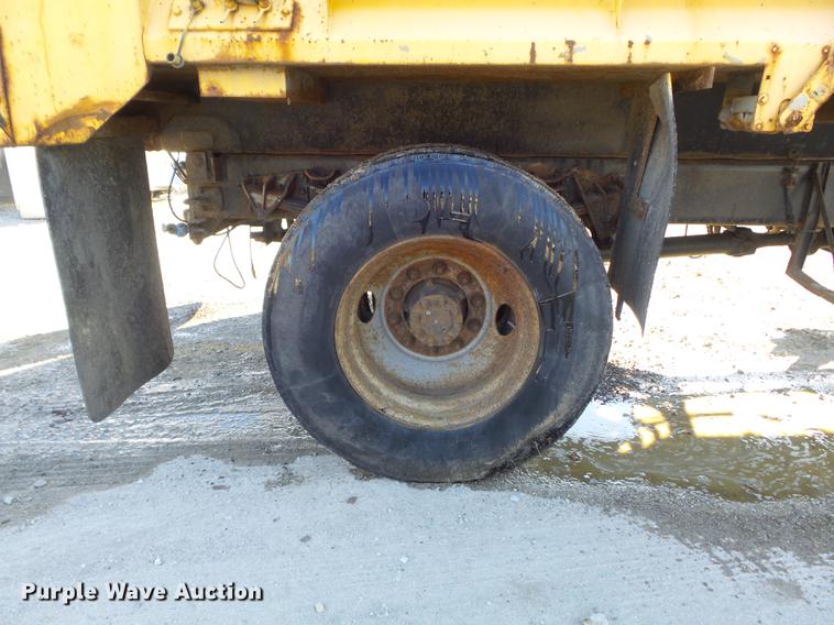 image for item DC7431 2001 International 4900 dump truck