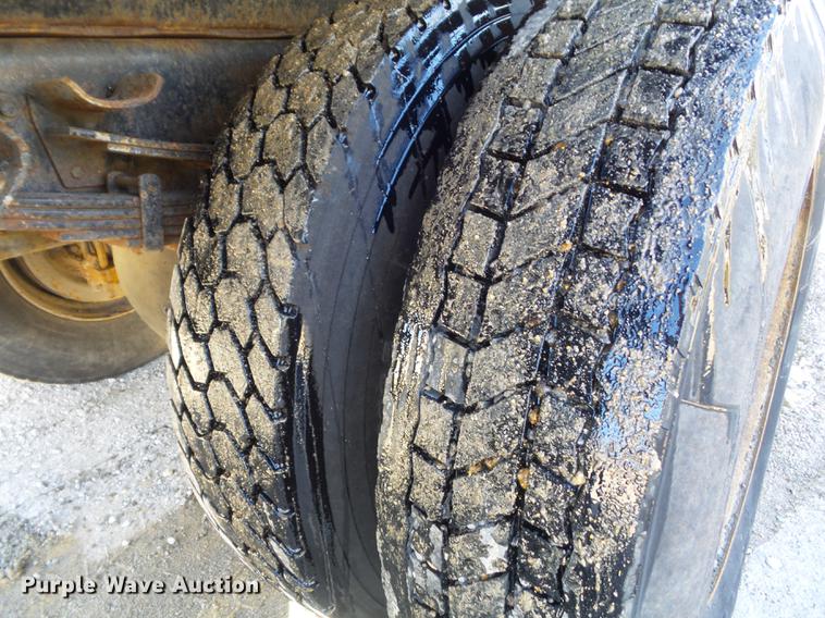 image for item DC7431 2001 International 4900 dump truck