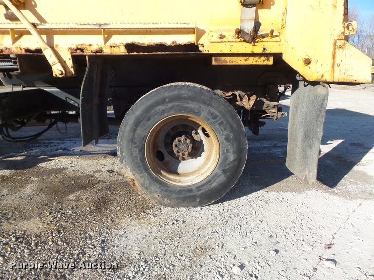 image for item DC7431 2001 International 4900 dump truck