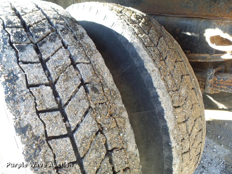 image for item DC7431 2001 International 4900 dump truck