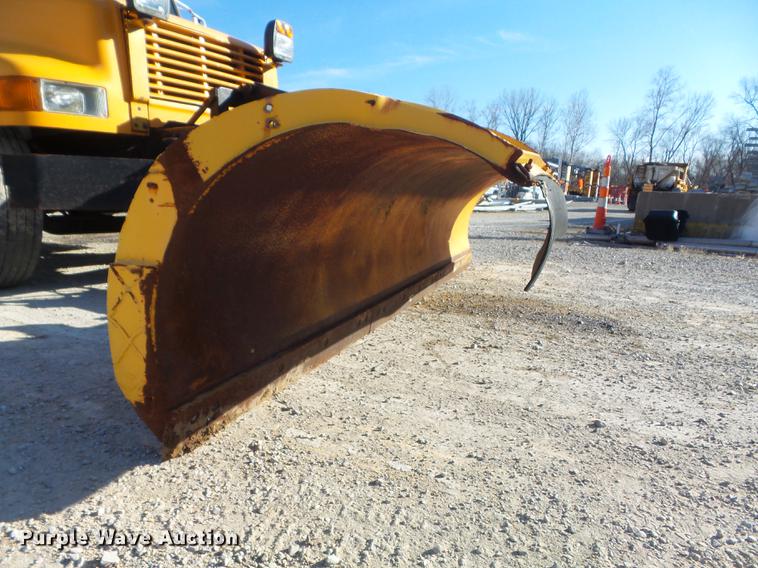 image for item DC7432 2000 International 4900 dump truck