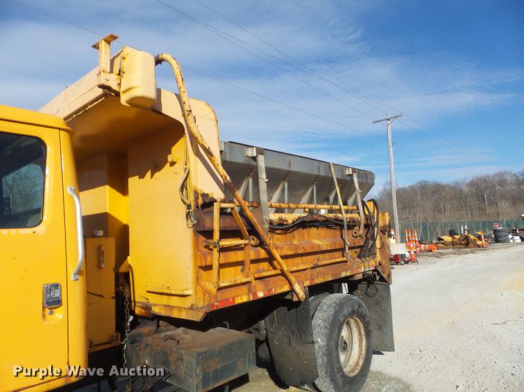 image for item DC7432 2000 International 4900 dump truck