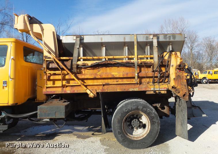 image for item DC7432 2000 International 4900 dump truck