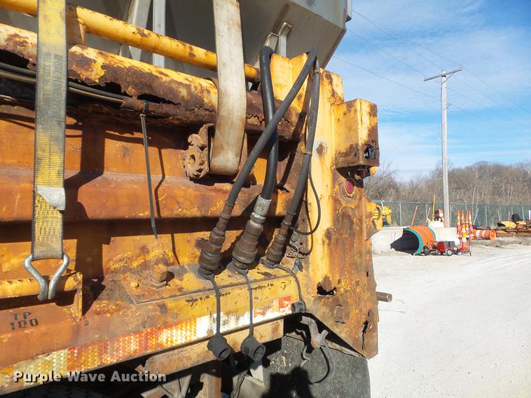 image for item DC7432 2000 International 4900 dump truck