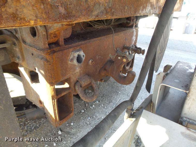 image for item DC7432 2000 International 4900 dump truck