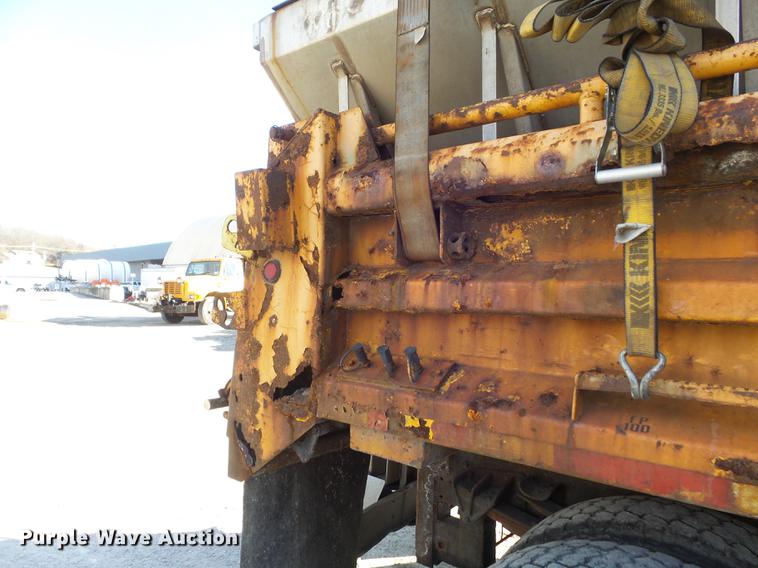 image for item DC7432 2000 International 4900 dump truck