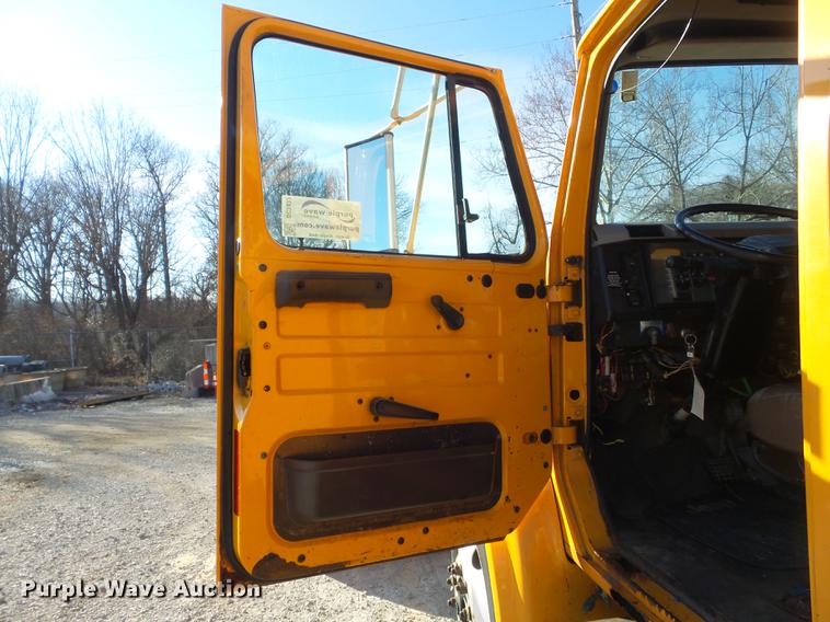 image for item DC7432 2000 International 4900 dump truck