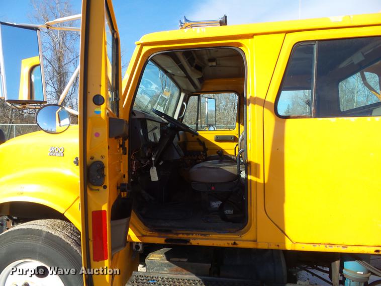 image for item DC7432 2000 International 4900 dump truck