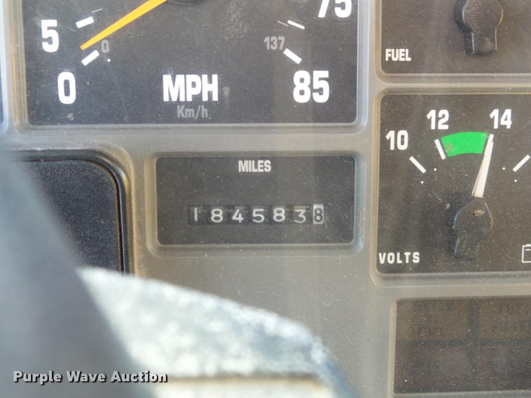 image for item DC7432 2000 International 4900 dump truck