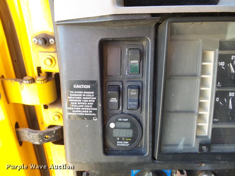 image for item DC7432 2000 International 4900 dump truck