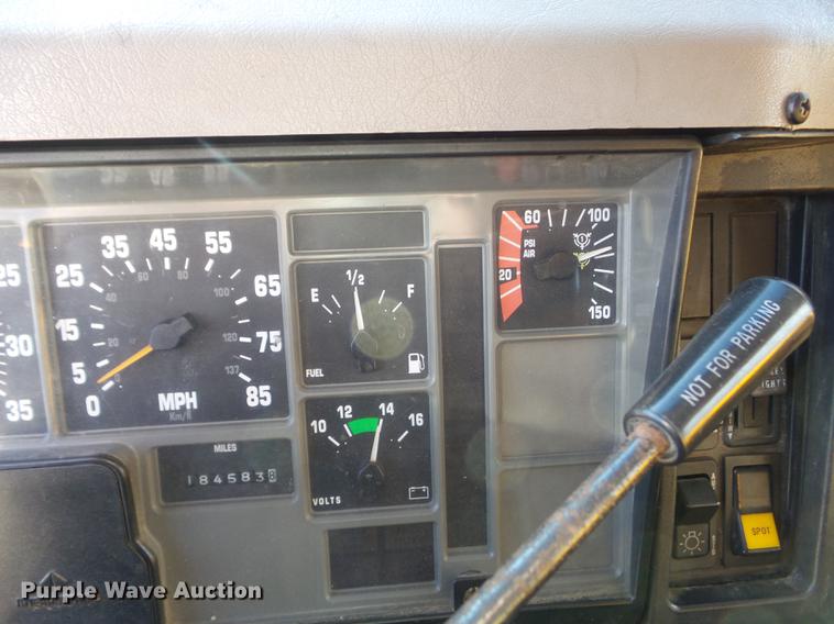 image for item DC7432 2000 International 4900 dump truck