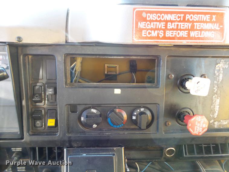 image for item DC7432 2000 International 4900 dump truck