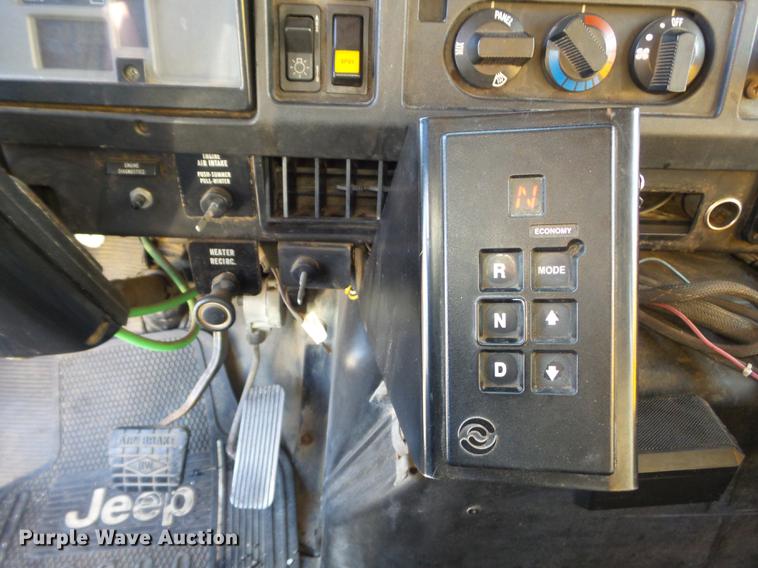 image for item DC7432 2000 International 4900 dump truck