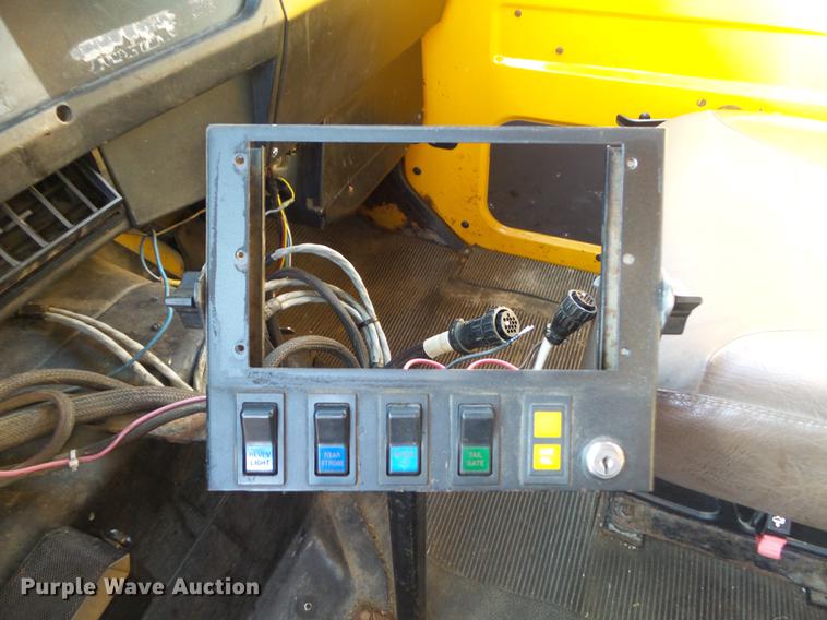 image for item DC7432 2000 International 4900 dump truck