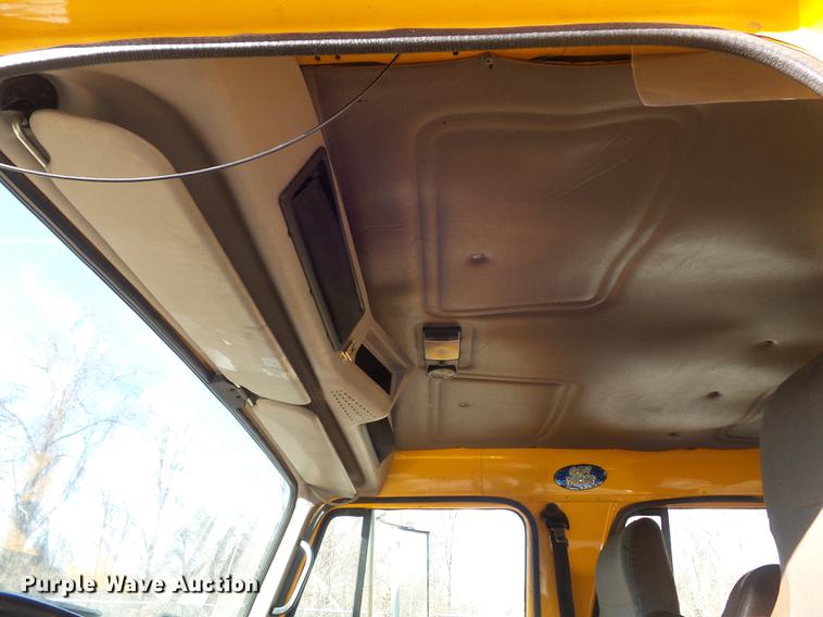 image for item DC7432 2000 International 4900 dump truck