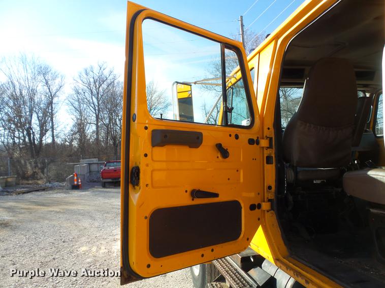 image for item DC7432 2000 International 4900 dump truck