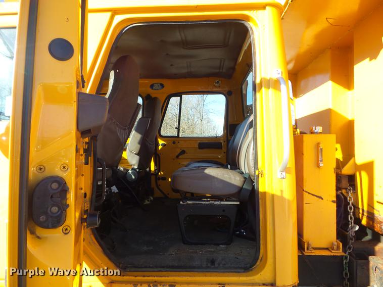 image for item DC7432 2000 International 4900 dump truck